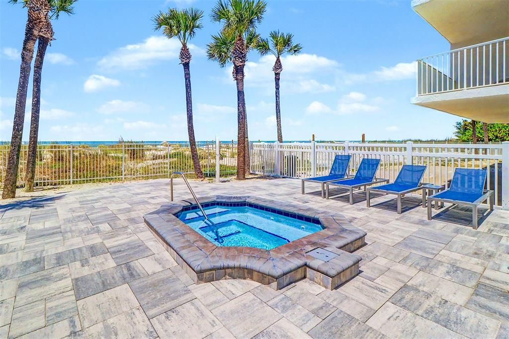 For Sale: $949,000 (2 beds, 2 baths, 1005 Square Feet)