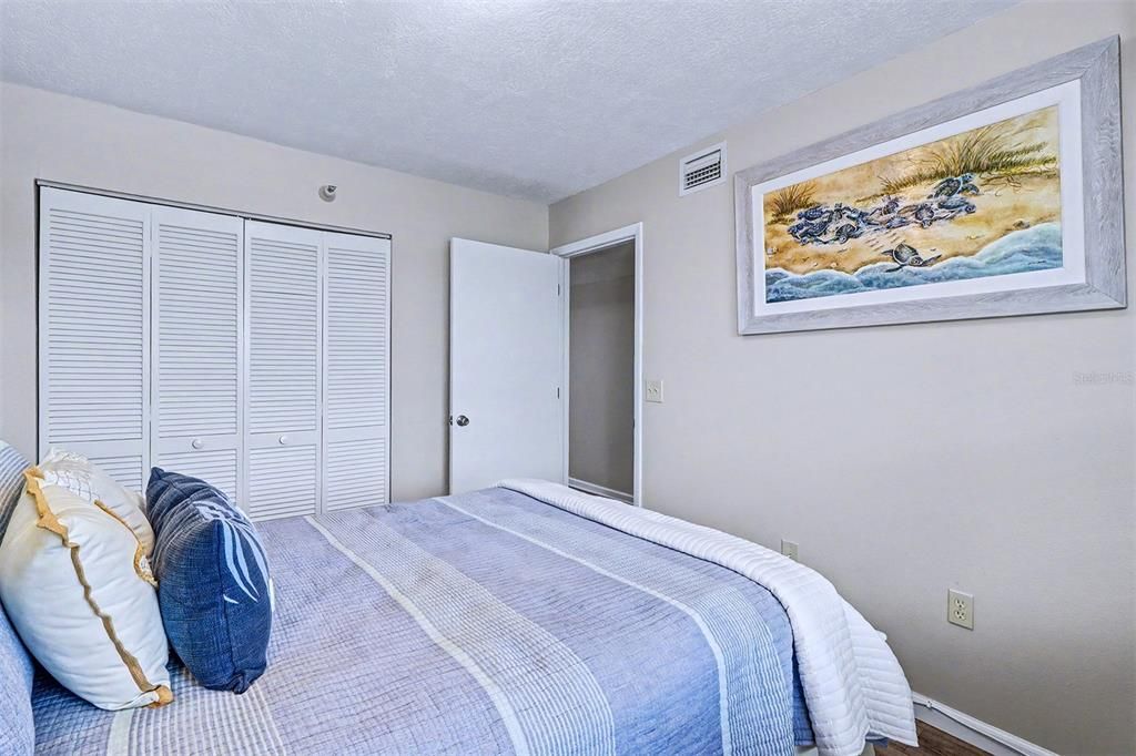 For Sale: $949,000 (2 beds, 2 baths, 1005 Square Feet)