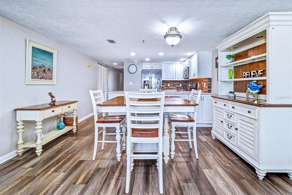 For Sale: $949,000 (2 beds, 2 baths, 1005 Square Feet)