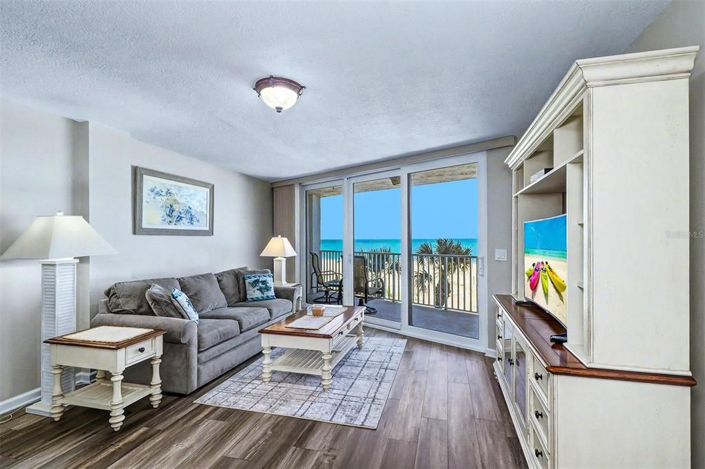 For Sale: $949,000 (2 beds, 2 baths, 1005 Square Feet)