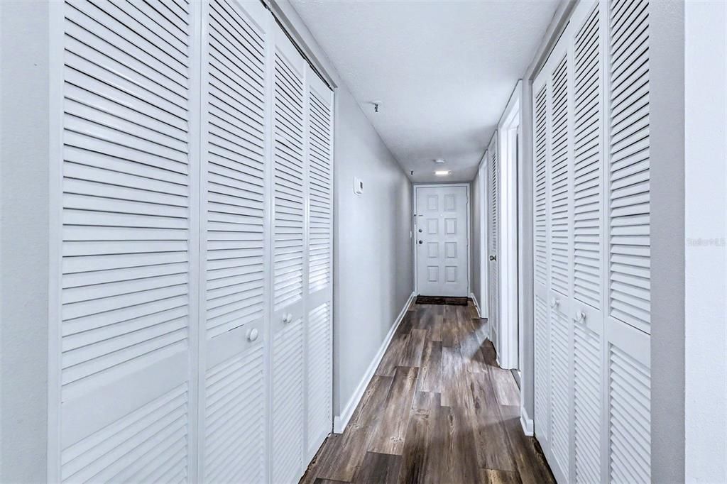 For Sale: $949,000 (2 beds, 2 baths, 1005 Square Feet)