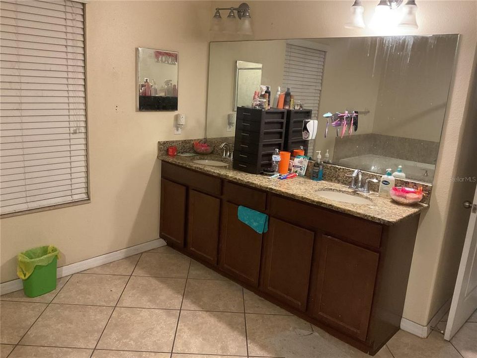 For Sale: $500,000 (6 beds, 3 baths, 4156 Square Feet)