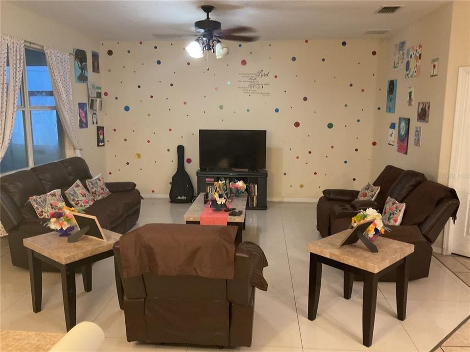 For Sale: $500,000 (6 beds, 3 baths, 4156 Square Feet)