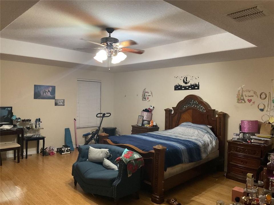For Sale: $500,000 (6 beds, 3 baths, 4156 Square Feet)