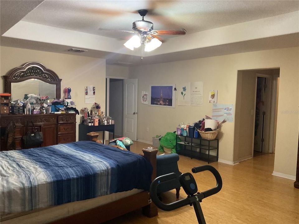 For Sale: $500,000 (6 beds, 3 baths, 4156 Square Feet)