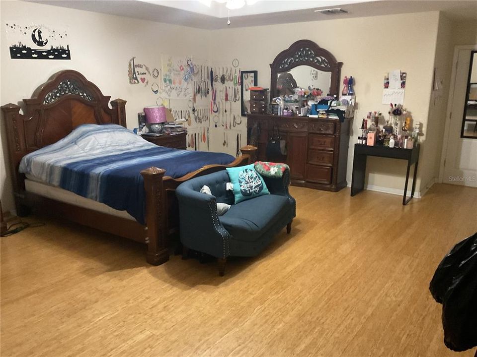 For Sale: $500,000 (6 beds, 3 baths, 4156 Square Feet)