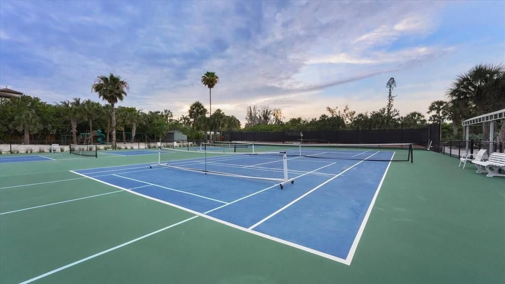 待售: $1,845,000 (0.94 acres)