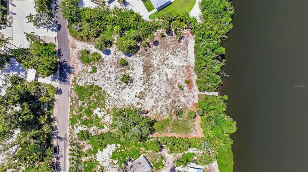待售: $1,845,000 (0.94 acres)