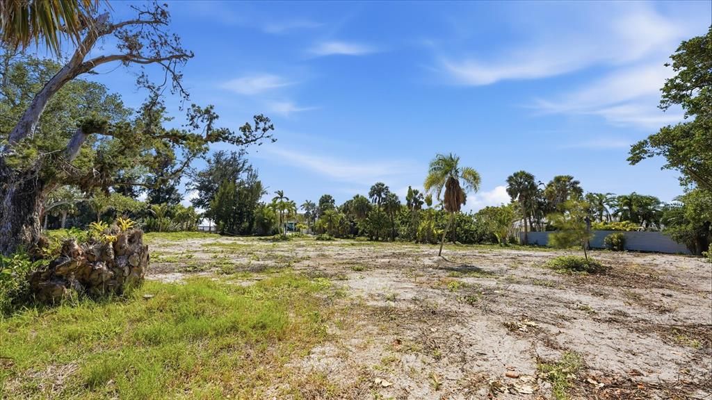 待售: $1,845,000 (0.94 acres)