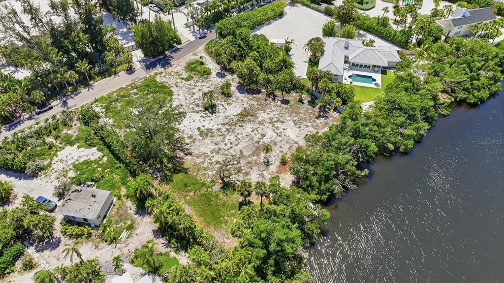 待售: $1,845,000 (0.94 acres)
