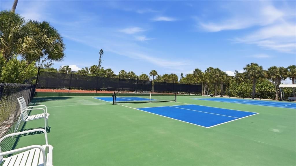待售: $1,845,000 (0.94 acres)