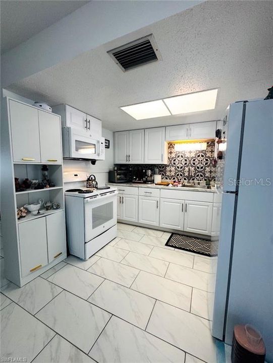 For Sale: $190,000 (2 beds, 2 baths, 988 Square Feet)