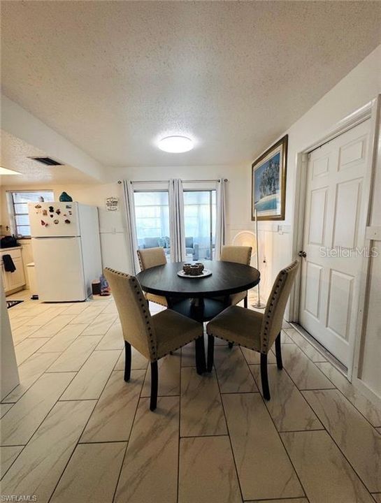 For Sale: $190,000 (2 beds, 2 baths, 988 Square Feet)