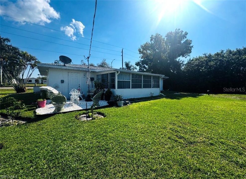 For Sale: $190,000 (2 beds, 2 baths, 988 Square Feet)