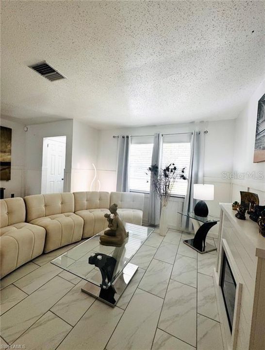 For Sale: $190,000 (2 beds, 2 baths, 988 Square Feet)