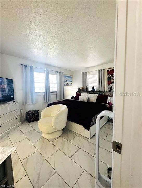 For Sale: $190,000 (2 beds, 2 baths, 988 Square Feet)