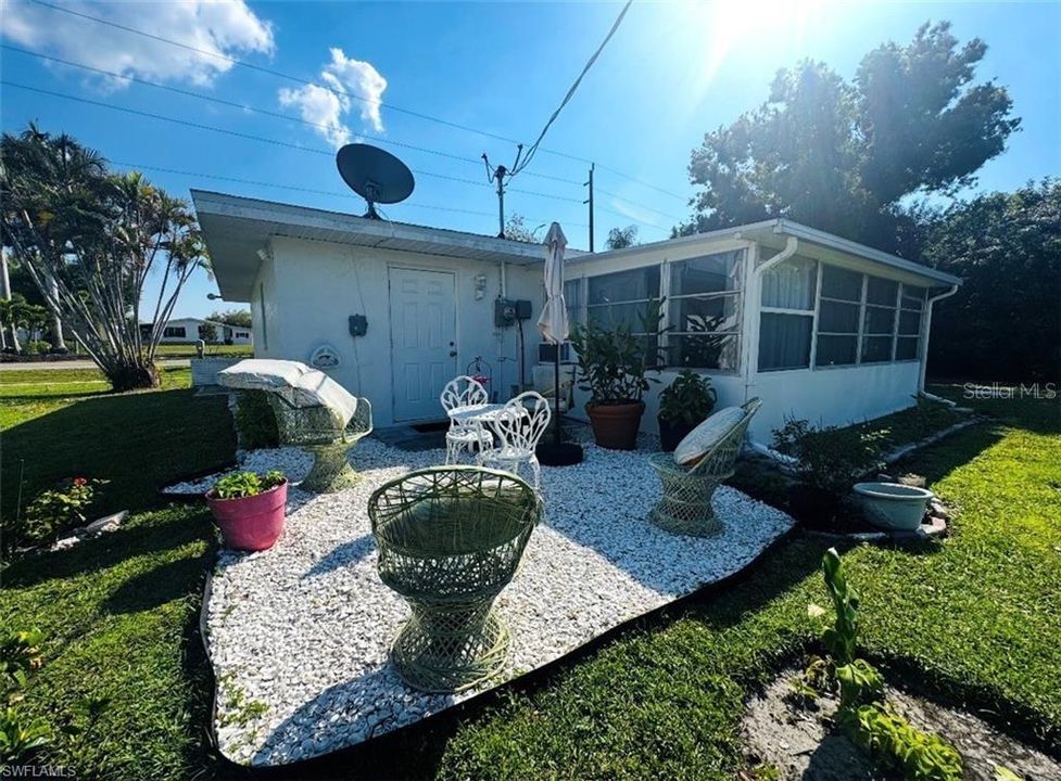 For Sale: $190,000 (2 beds, 2 baths, 988 Square Feet)