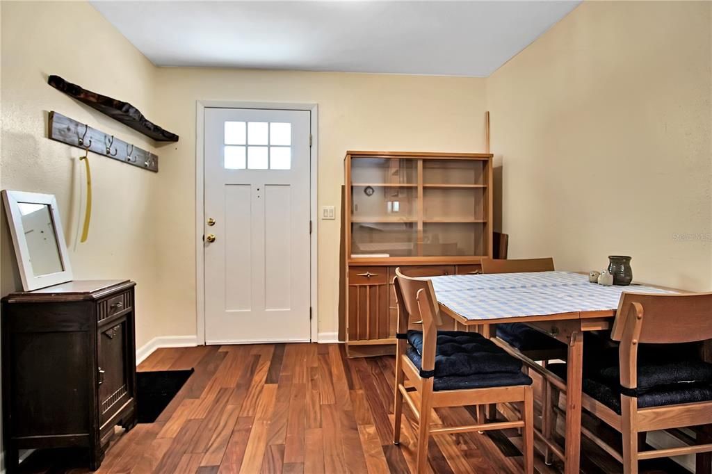 For Rent: $1,595 (3 beds, 2 baths, 944 Square Feet)