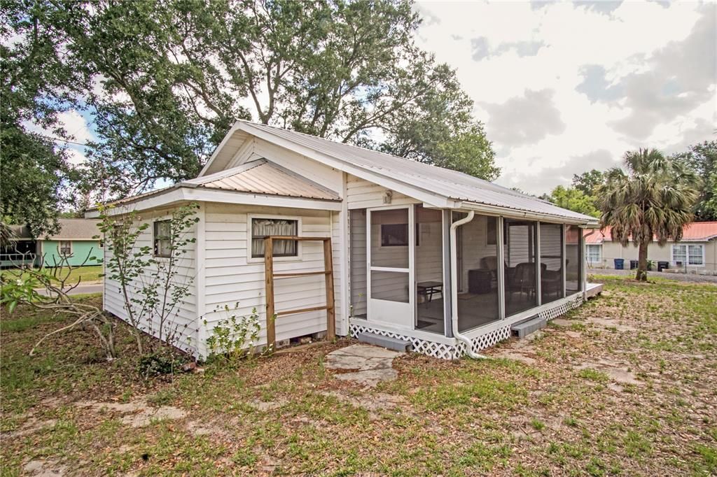For Rent: $1,595 (3 beds, 2 baths, 944 Square Feet)