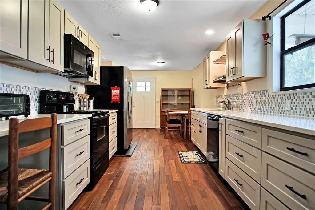 For Rent: $1,595 (3 beds, 2 baths, 944 Square Feet)