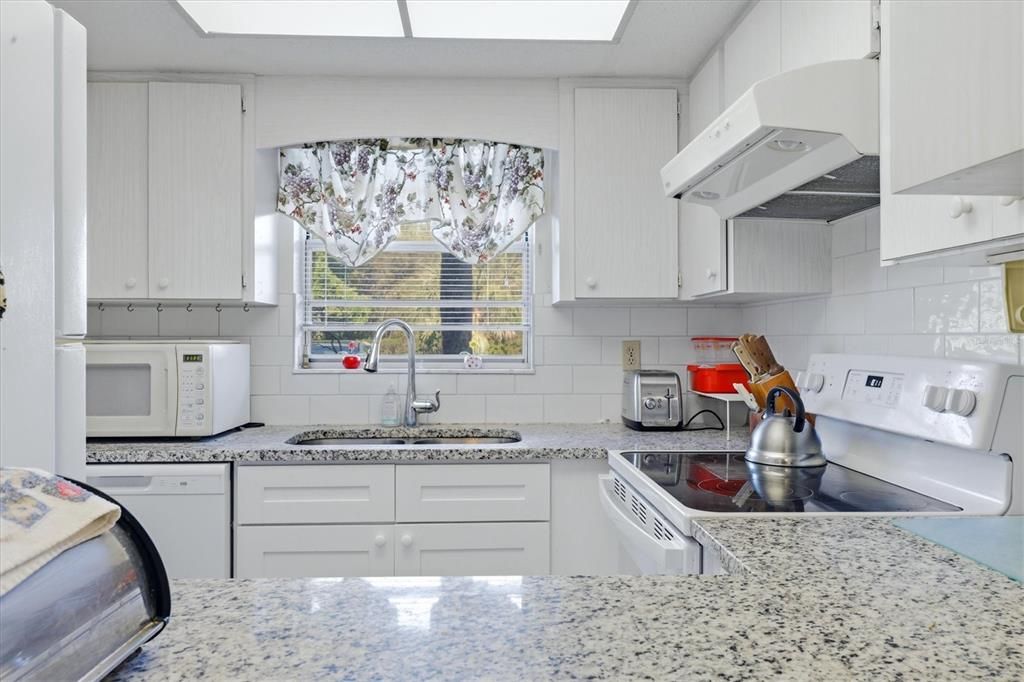 For Sale: $134,900 (2 beds, 2 baths, 946 Square Feet)