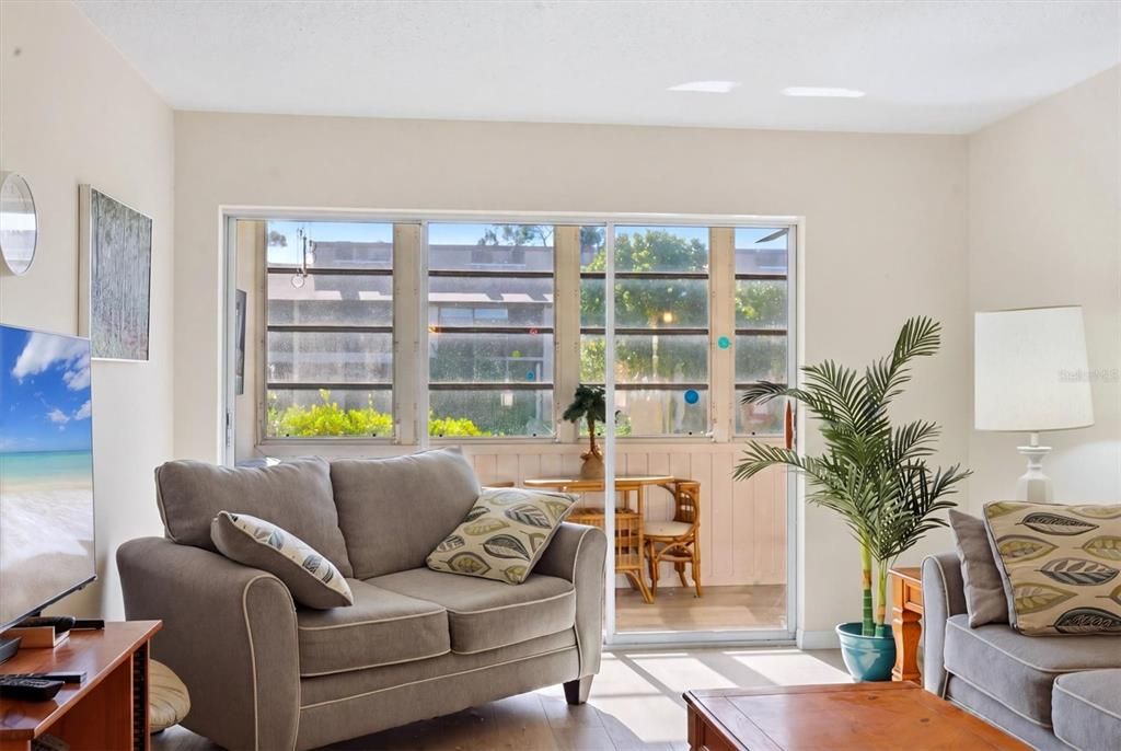 For Sale: $134,900 (2 beds, 2 baths, 946 Square Feet)