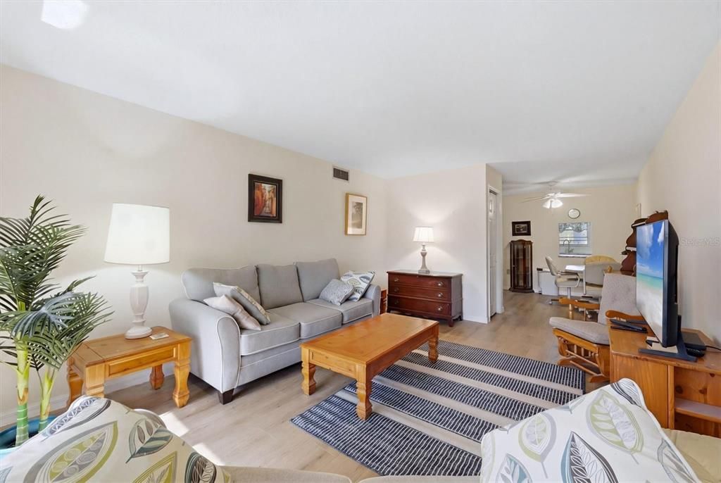 For Sale: $134,900 (2 beds, 2 baths, 946 Square Feet)