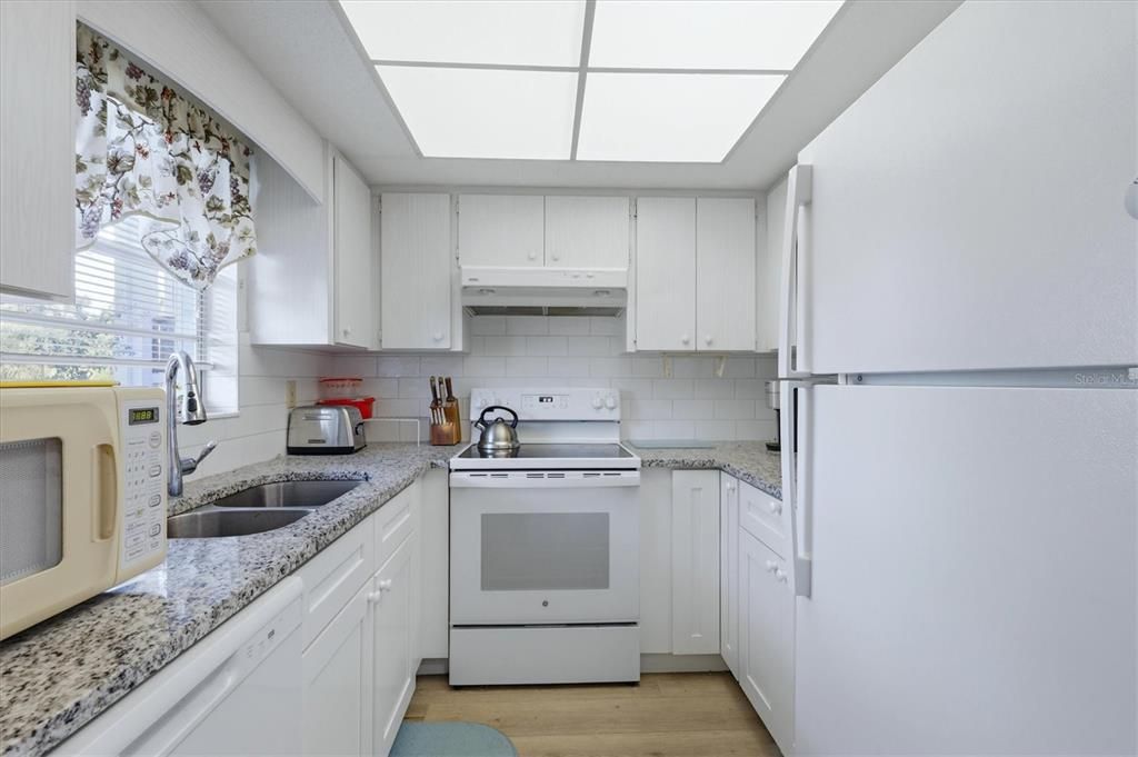 For Sale: $134,900 (2 beds, 2 baths, 946 Square Feet)