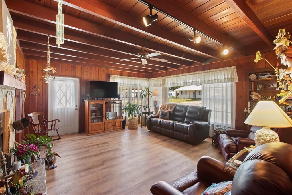 For Sale: $509,900 (2 beds, 2 baths, 1044 Square Feet)