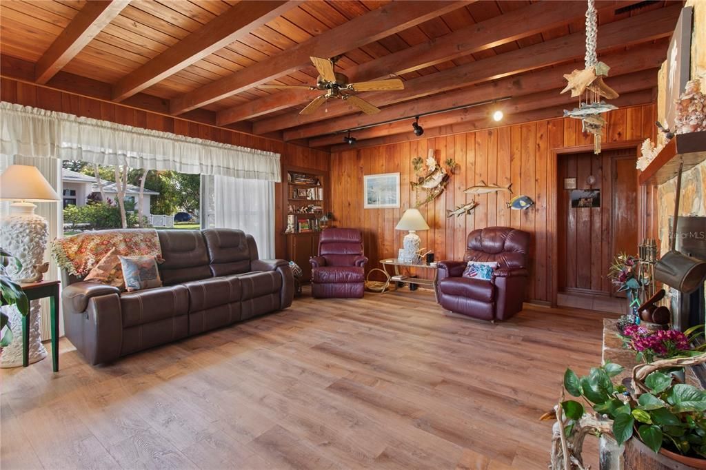 For Sale: $509,900 (2 beds, 2 baths, 1044 Square Feet)