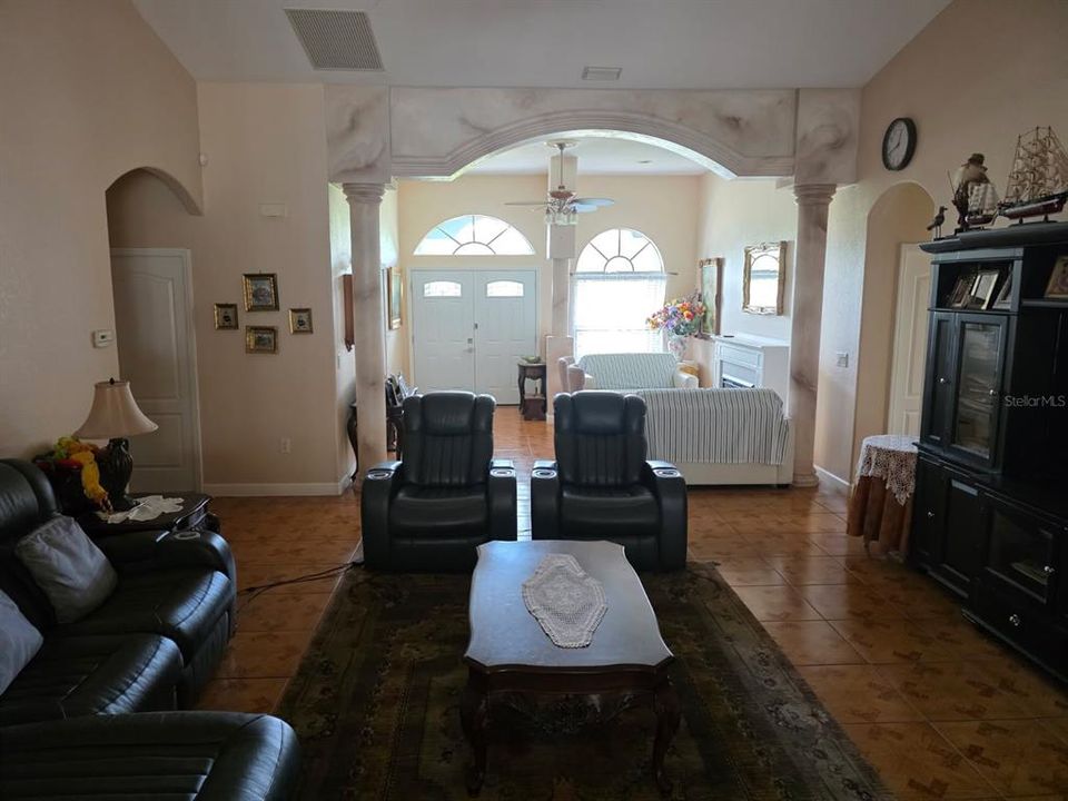 En Venta: $579,000 (4 camas, 3 baños, 2260 Pies cuadrados)