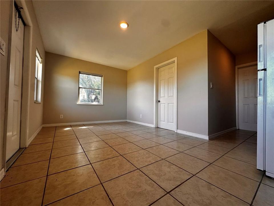 For Rent: $1,050 (1 beds, 1 baths, 700 Square Feet)
