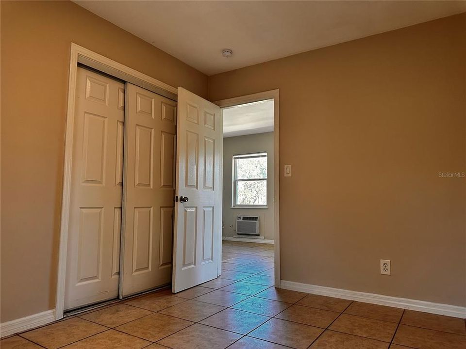 For Rent: $1,050 (1 beds, 1 baths, 700 Square Feet)