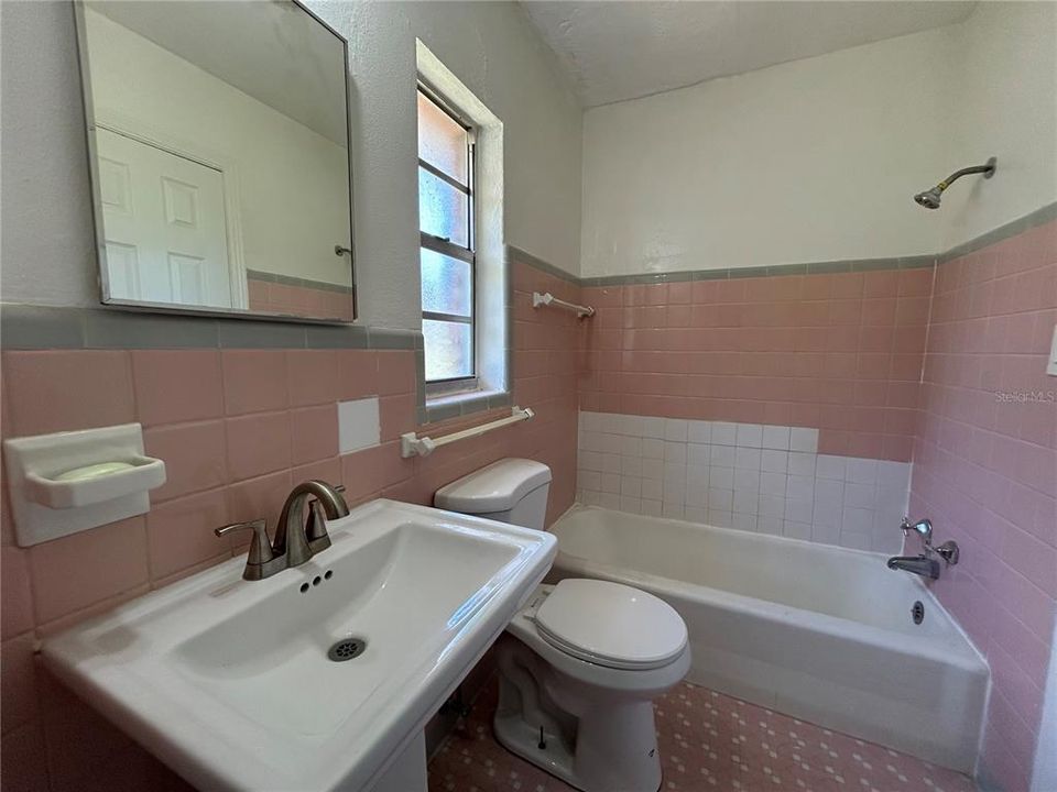 For Rent: $1,050 (1 beds, 1 baths, 700 Square Feet)