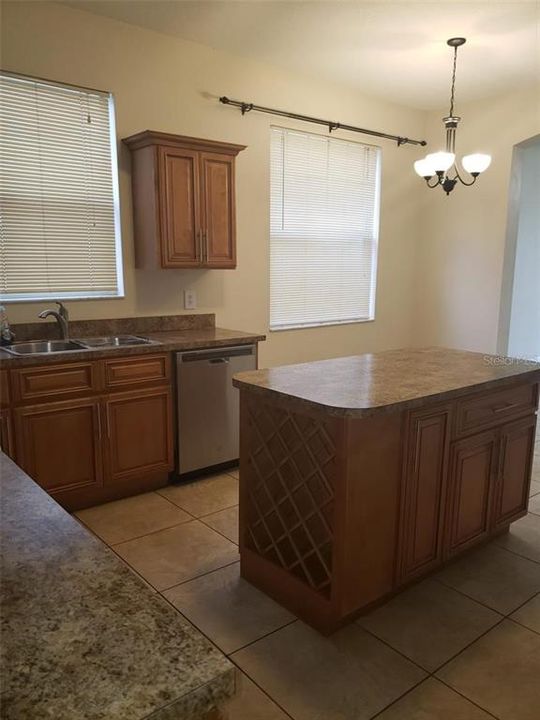For Rent: $2,600 (4 beds, 2 baths, 1952 Square Feet)