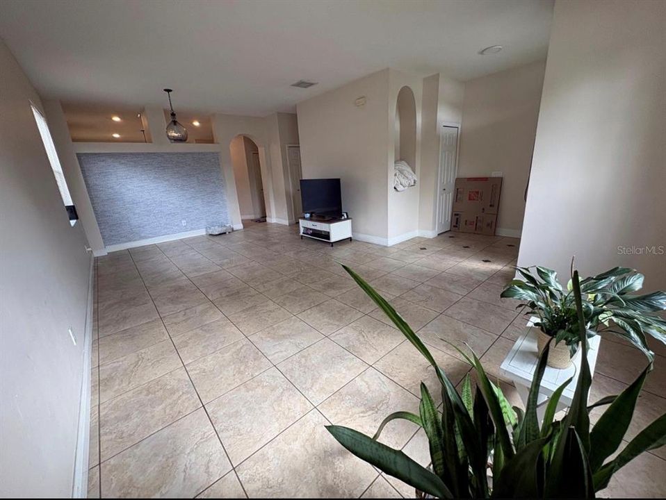 For Rent: $2,600 (4 beds, 2 baths, 1952 Square Feet)