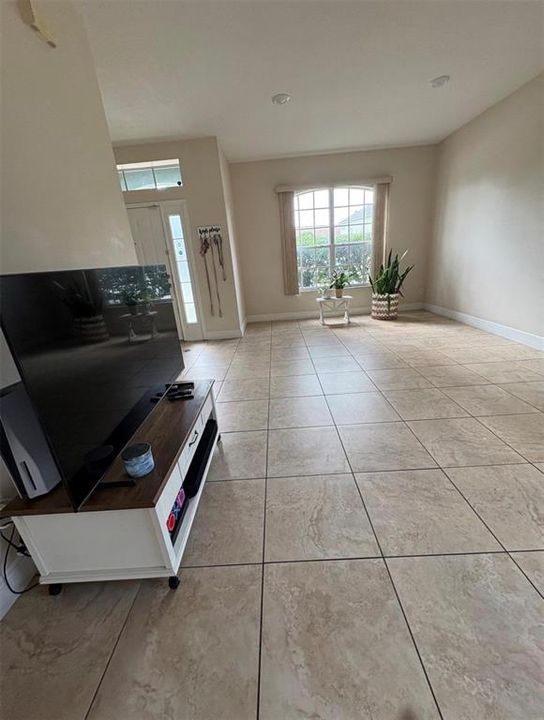 For Rent: $2,600 (4 beds, 2 baths, 1952 Square Feet)