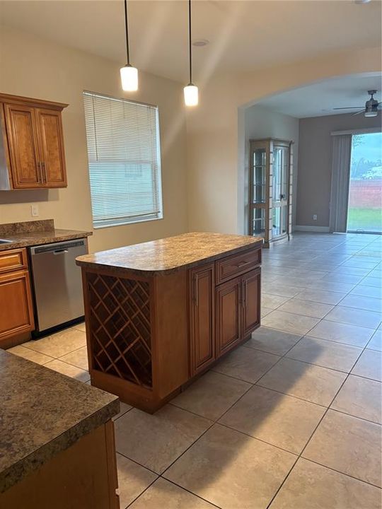 For Rent: $2,600 (4 beds, 2 baths, 1952 Square Feet)