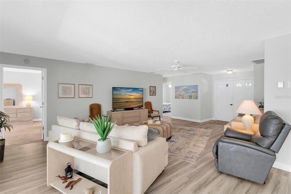 Active With Contract: $244,900 (2 beds, 2 baths, 1584 Square Feet)