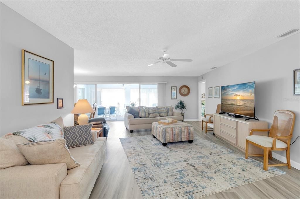 Active With Contract: $244,900 (2 beds, 2 baths, 1584 Square Feet)