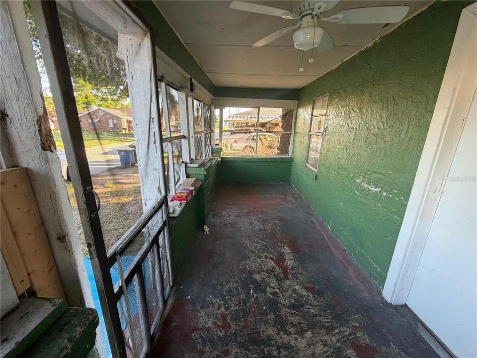 For Sale: $111,000 (5 beds, 1 baths, 946 Square Feet)