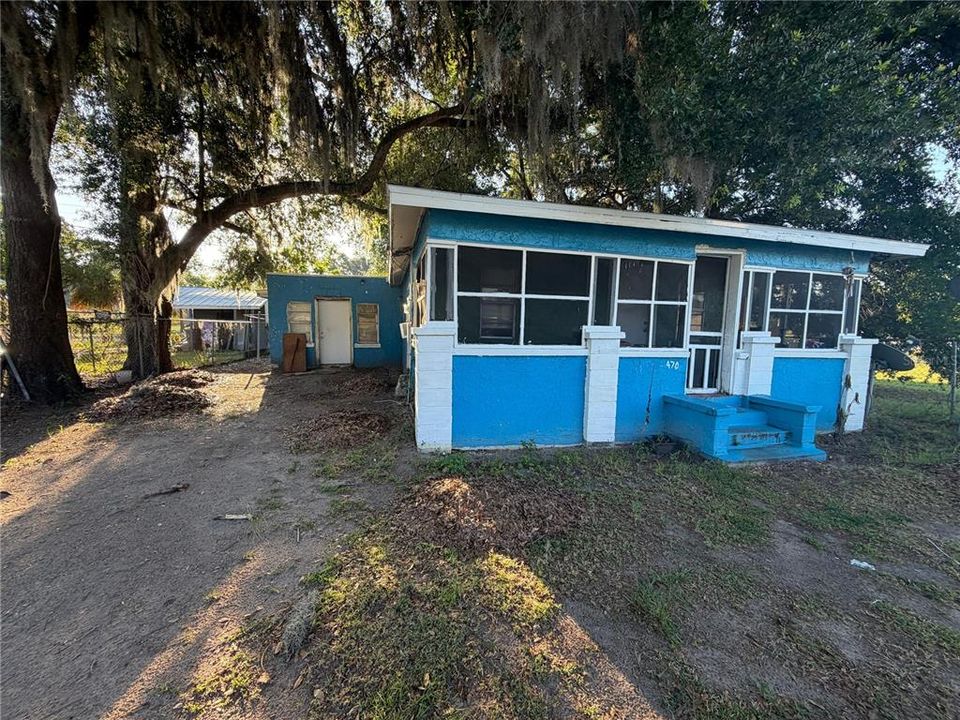 For Sale: $111,000 (5 beds, 1 baths, 946 Square Feet)
