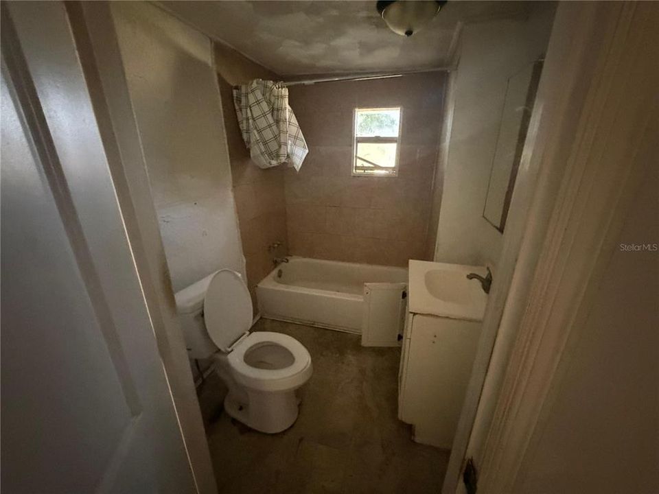 For Sale: $111,000 (5 beds, 1 baths, 946 Square Feet)