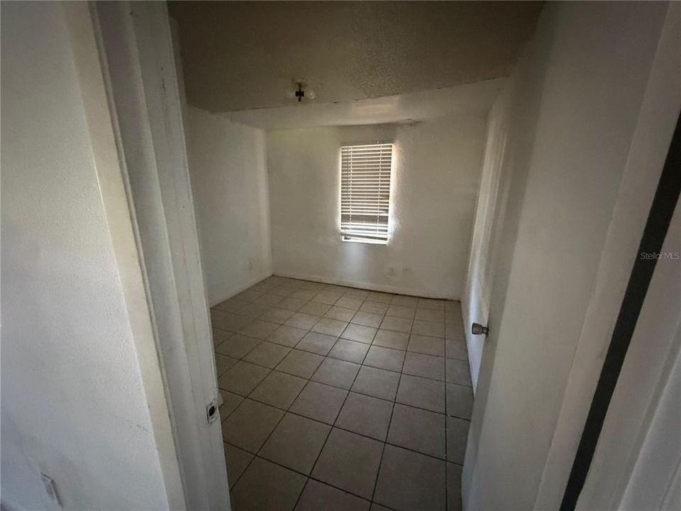 For Sale: $111,000 (5 beds, 1 baths, 946 Square Feet)