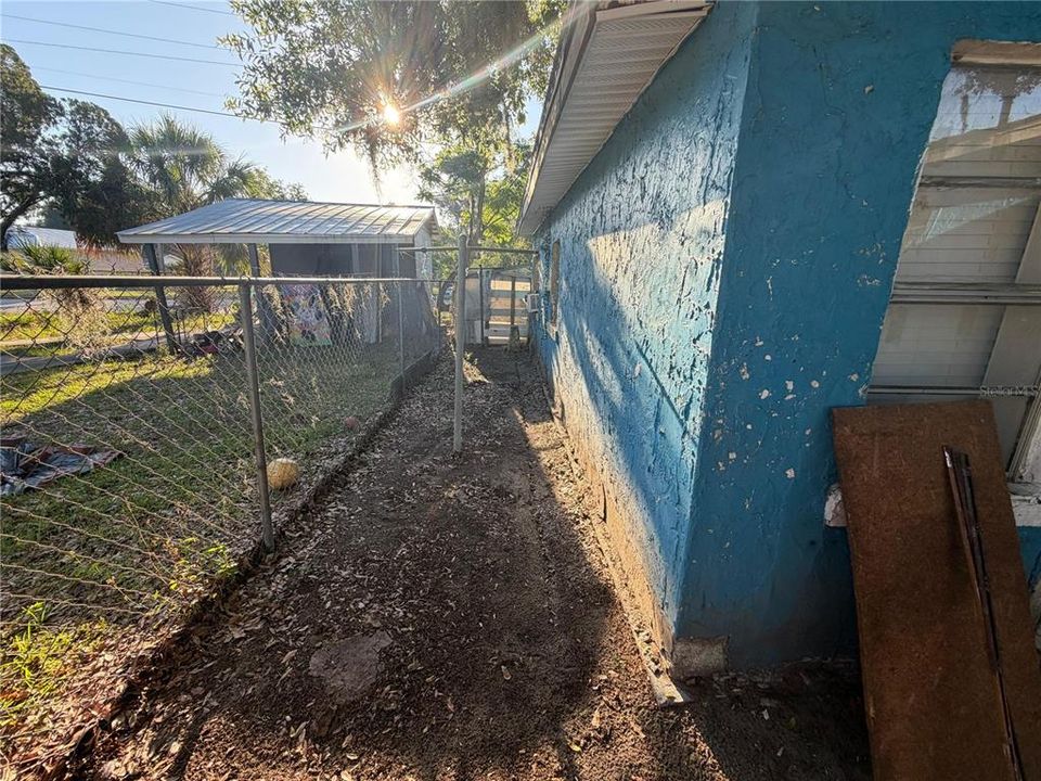 For Sale: $111,000 (5 beds, 1 baths, 946 Square Feet)