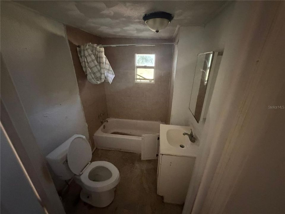 For Sale: $111,000 (5 beds, 1 baths, 946 Square Feet)