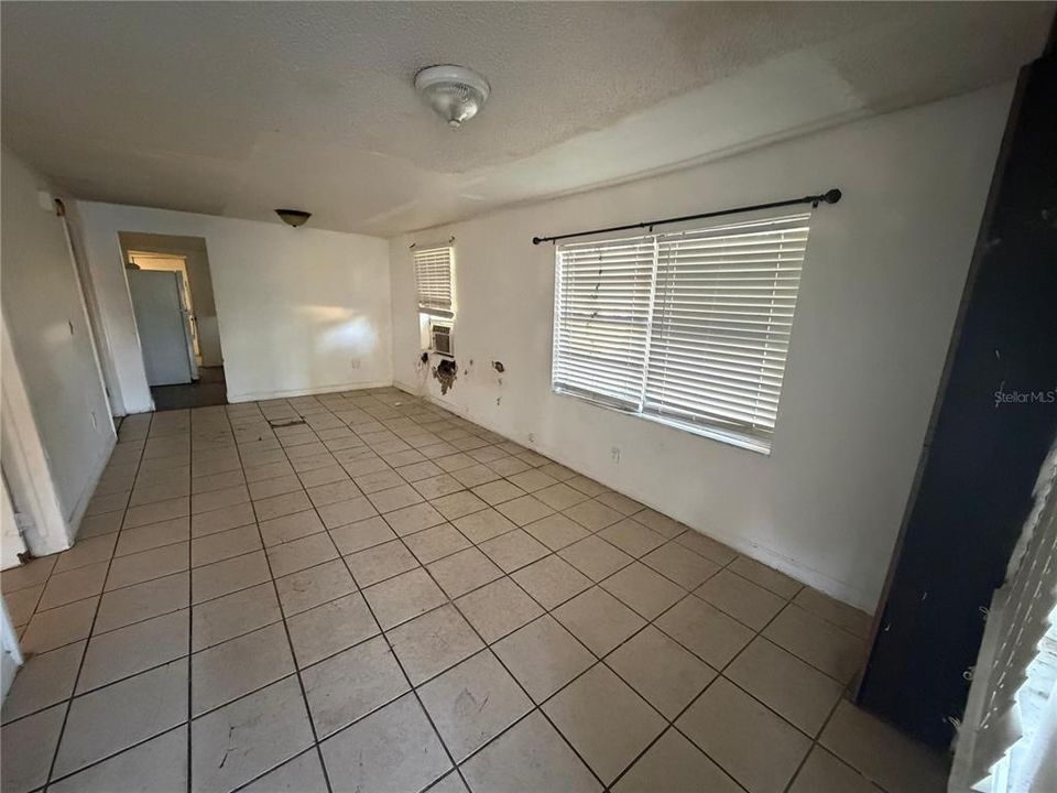 For Sale: $111,000 (5 beds, 1 baths, 946 Square Feet)