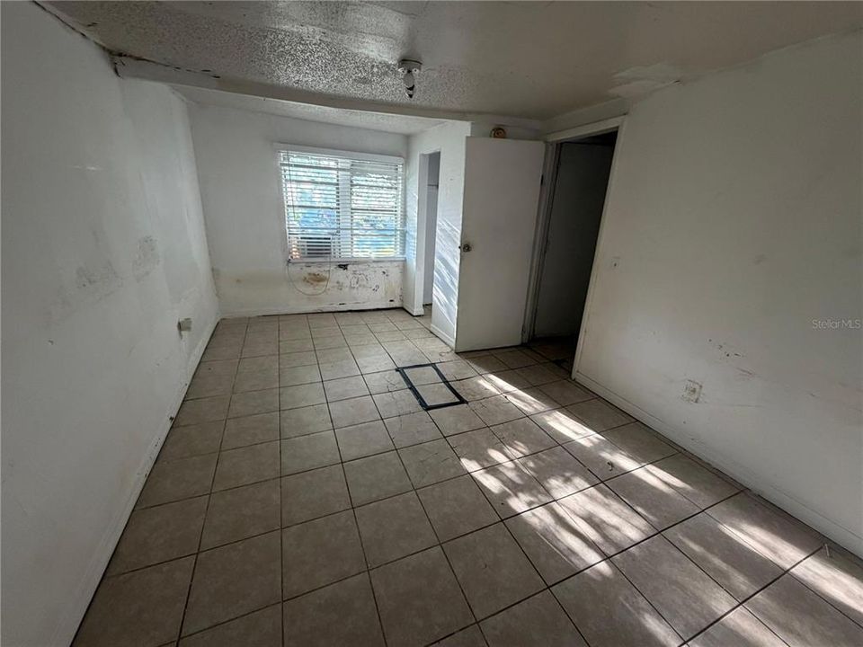 For Sale: $111,000 (5 beds, 1 baths, 946 Square Feet)