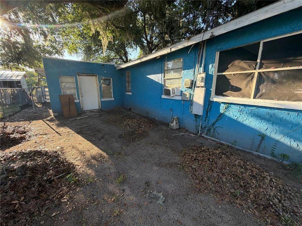 For Sale: $111,000 (5 beds, 1 baths, 946 Square Feet)