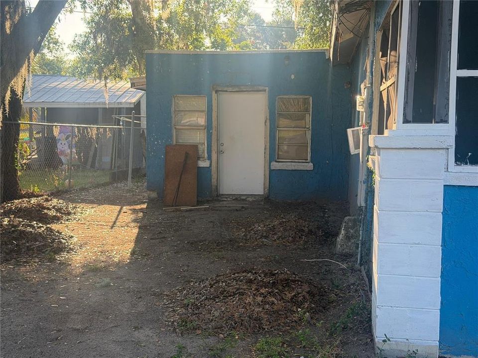 For Sale: $111,000 (5 beds, 1 baths, 946 Square Feet)